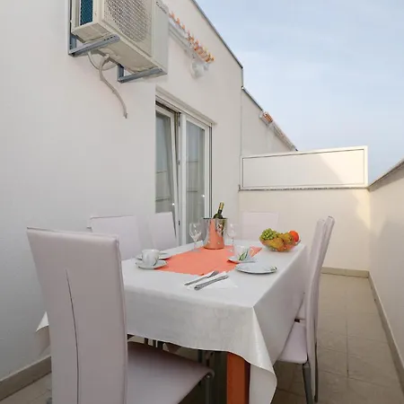 Cozy In With Outdoor Swimming Pool Daire