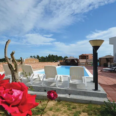 Cozy In With Outdoor Swimming Pool *