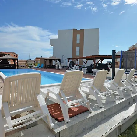 Cozy In With Outdoor Swimming Pool Apartment