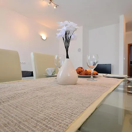 Cozy In With Outdoor Swimming Pool Apartament